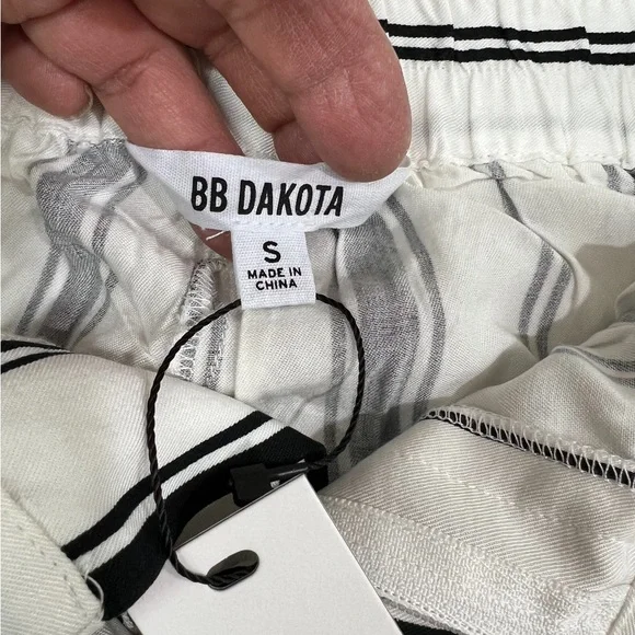 BB DAKOTA Belt with You Printed Stripe Pants in Optic White! - Picture 5 of 6